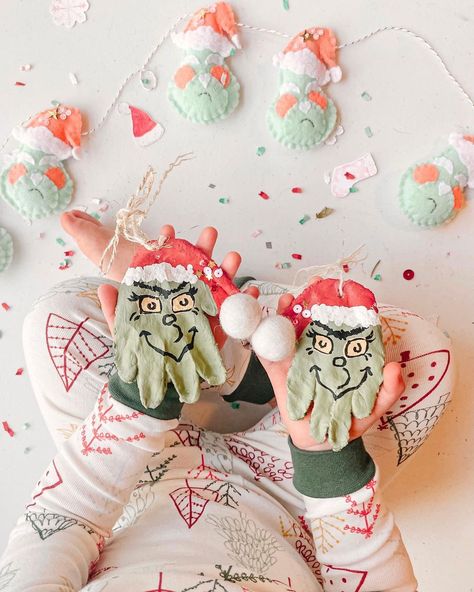 Salt Dough Handprint Ornaments, Grinch Handprint, Salt Dough Handprint, Make A Grinch, Salt Dough Decorations, Reel Tutorial, Handprint Ornaments, Keepsake Crafts, Grinch Ornaments