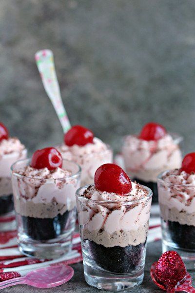 No Bake Cherry chocolate  Cheesecake Cherry And Chocolate, Cherry Cheesecake Recipe, No Bake Cherry Cheesecake, Chocolate Chip Cheesecake, Small Glasses, Cherry Cheesecake, Small Desserts, Pure Happiness, Mini Cheesecakes