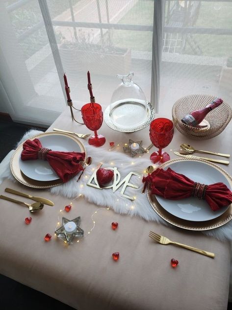 Deco Table Saint Valentin, Valentines Dinner Table Decor, Romantic Dinner Table Setting For Two, Valentines Day Table Setting, Valentine Table Decor, Valentines Table Decor, Valentine's Day Aesthetic, Romantic Dinner Tables, Romantic Dinner Setting