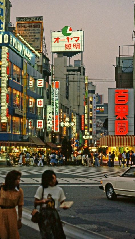 Photo Japon, Triple Entente, Japan 80's Aesthetic, Shinjuku Japan, 80s Aesthetic Wallpaper, Saving Face, City Pop, Pop Aesthetic, Tokyo City