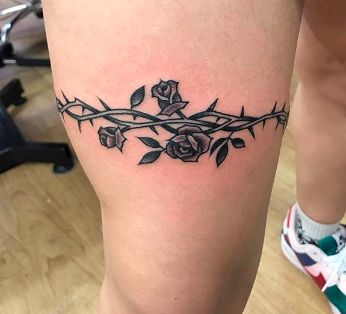 Artist: Max Mogstad @max_mogstad Thorns and Roses garter Tattoo #tattoo #traditional #traditionaltattoo #americantraditional #lasvegas #lasvegastattoo #lasvegastattooartist #tattooartist #thestrip #tattoovegas #sailorjerry#capcolman #edhardy #bertgrimm #blackwork #tradtats #bold #black #japanesetattoo #dtlv #traditionalclub #roses #_traditional_tattoos #radtrad #thornsandroses #chromegypsytattoo #blackandgrey Thigh Band Tattoo, Calf Tattoos For Women, Thorn Tattoo, Thigh Band, Garter Tattoo, Rose Thorns, Anklet Tattoos, Tattoo Traditional, Calf Tattoo