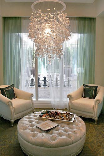 Reception area // Nice Conversation area with a beautiful chandelier.                                                                                                                                                                                 More Spa Design Interior, Beauty Salon Ideas, Nail Salon Ideas, Hair Salon Ideas, Dream Salon, Spa Rooms, Esthetician Room, Spa Interior, Salon Suites