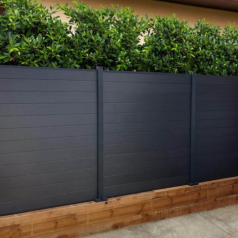 Composite fencing is a low-maintenance and lightweight alternative to timber fencing that is growing in popularity. Here, we take a look at the pros and cons of Composite fencing panels, posts and mor Composite Wood Fence, Hoft Fence Ideas, Black Composite Fence, 8 Foot Privacy Fence Ideas, Modern Front Fence Design, Front Of House Fence Ideas, Composite Fence Panels, Wpc Fence Ideas, Composite Fencing Ideas