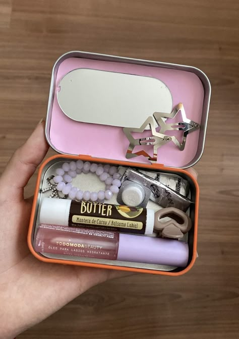 Aesthetic Altoid Tin, Altoid Tin Ideas Outside, Altoid Can Ideas, Altoids Box Ideas Survival Kits, Altoid Tin Wallets, Altoid Tin Ideas Aesthetic, Tin Boxes Ideas, Altoid Box Ideas, Tin Box Wallet