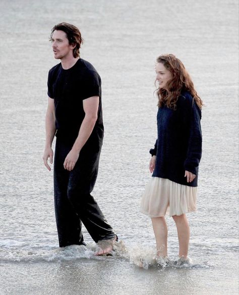 Christian Bale And Natalie Portman, Christian Bale Wife, Christian Bale 2022, Hostiles Christian Bale, Christian Bale Behind The Scenes, Knight Of Cups, Christian Bale, Natalie Portman, Beach Walk