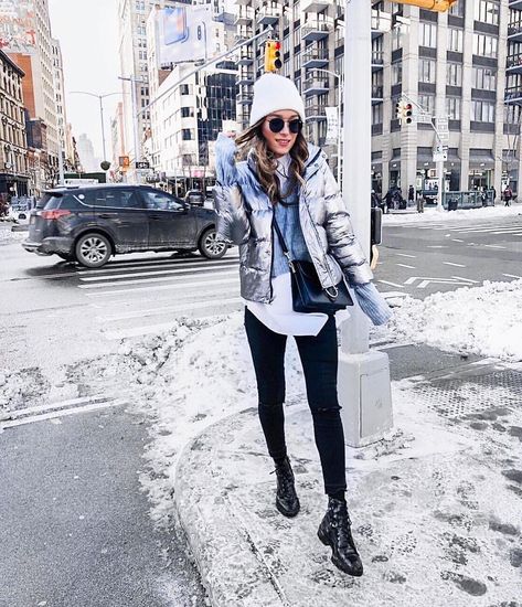 Silver Puffer Jacket Outfit, Silver Jacket Outfit, Puffy Jacket Outfit, Puffer Coat Outfit, Silver Puffer Jacket, Nyc Winter Outfits, Cold Outfit, Winter Jacket Outfits, Puffer Jacket Outfit