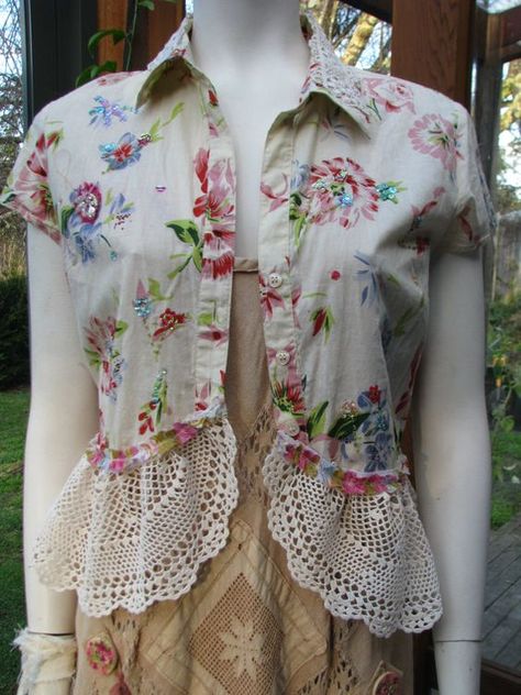 . Redo Clothes, Top Flowers, Chique Outfit, Altered Clothing, Shabby Chic Clothes, Boho Mode, Country Vintage, Upcycle Sewing, Repurposed Clothing