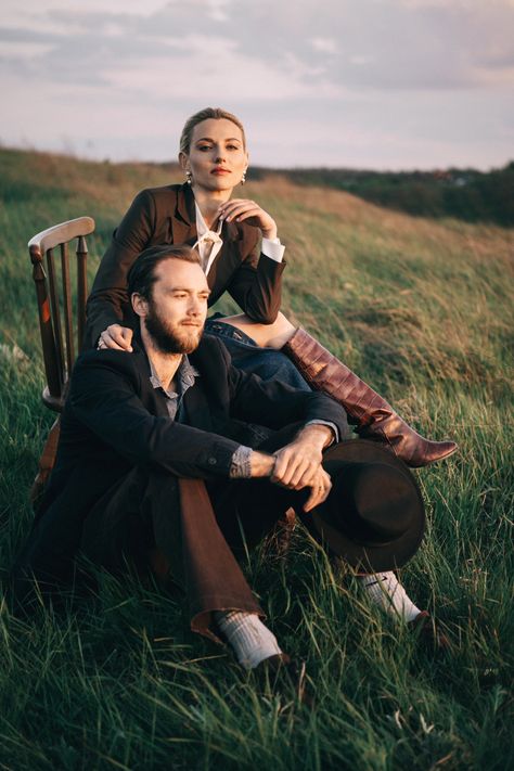 Minimal Couple Photoshoot, Field Editorial, Fashion Editorial Couple, Fall Couple Pictures, Fall Photoshoot Ideas, Portret Feminin, Fall Portraits, Wedding Photoshoot Props, Dream Photography