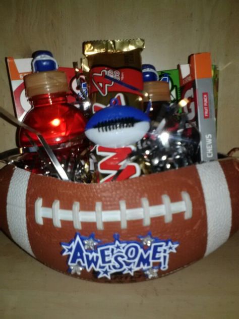 If u need any ideas for a football buddy here u go! Senior Football Gifts, Football Gift Baskets, Football Player Gifts, Gifts For Boyfriend Parents, Buddy Gifts, Football Crafts, Senior Football, Senior Night Gifts, Football Homecoming