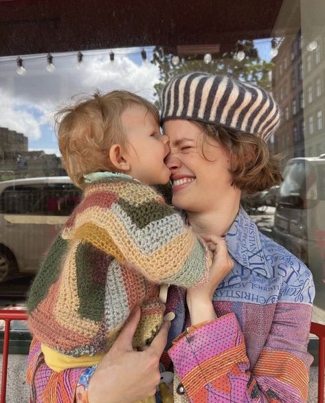 Julie Blichfeld, Ootd Colorful, Child Aesthetic, Mother With Baby, Mother Hood, Hippie Kids, Knitting Kids, Hippie Mom, Mom And Child