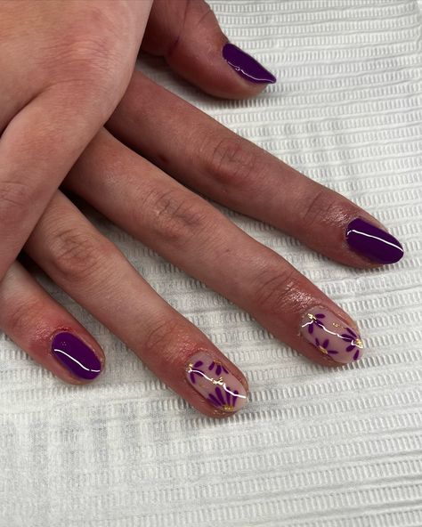 Purple flower nails💜💐 Products used: Pink Gellac- violet plum Pink Gellac- marshmallow nude -✨⭐️ #pinkgellac #nailsnailsnails #nails #nail #nailinspo #nailfie #partynails #pinknails #fallnails #autumnnails #nails2inspire #nailsalon #rednails #pinknails #dutchnails #nailart #nailsofinstagram #valentinesnails #birthdaynails #bluenails #vanillanails Plum French Tip Nails, Nail Art Blooming Gel, Purple Flower Nails, Nail Inspired, Pink Gellac, Plum Nails, Nails Products, Party Nails, Foil Nails