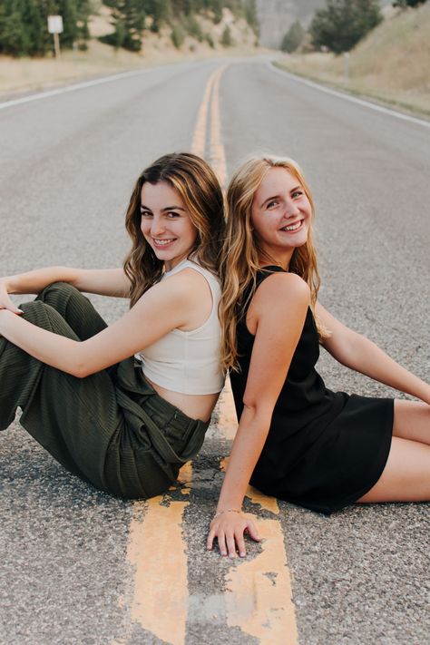 Sister Picture Ideas Sibling Poses, Photo Pose Friends, Senior Pics Best Friends, Teen Friend Photoshooting Ideas, Friendship Photo Poses, Sister Portrait Ideas, Twin Photoshoot Ideas Sisters, Bsf Picture Ideas, Twin Senior Pictures Sister Photos