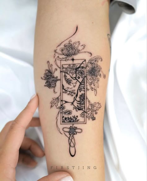 Chinese Geisha Tattoo, Japanese Square Tattoo, Japanese Style Spine Tattoo, Orential Tattoos, Asian Aesthetic Tattoo, Inner Wrist Tattoos For Women Words, Boxed In Tattoos, Asia Inspired Tattoo, Fineline Japanese Tattoo