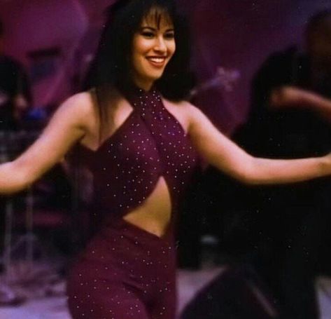 Selena 1995 concert Selena Purple Outfit, Selena Quintanilla Songs, Selena Quintanilla Outfits, Selena Quintanilla Fashion, Selena Pictures, Selena Q, Tejano Music, Studio Photography Poses, Selena Quintanilla Perez