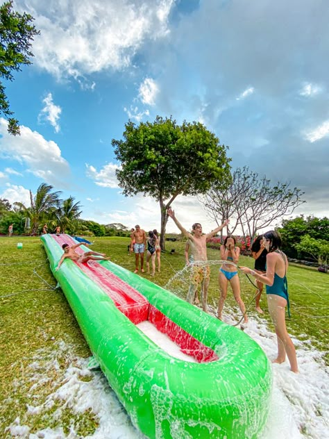 Beachy Birthday Party, Summer House Party, Summer Fun Ideas, Sweet Sixteen Birthday Party Ideas, Backyard Birthday, Summer Picture Poses, Pool Birthday, Friend Activities, Summer Fun List