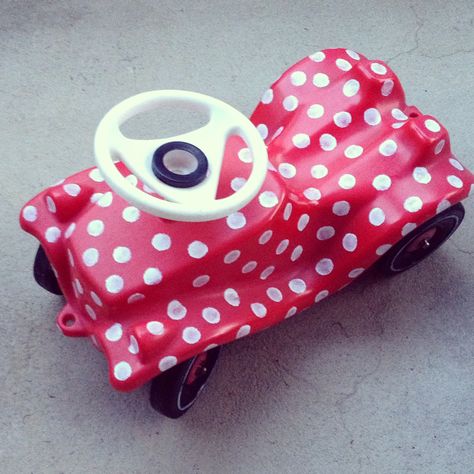 Bobby Car with dots. DIY: you need a bobby car ;o), waterproof Color, a stamp and there you go! It's super easy. Bobby Car, Car Painting, Super Easy, Sunglasses Case, Dots, Stamp, Color