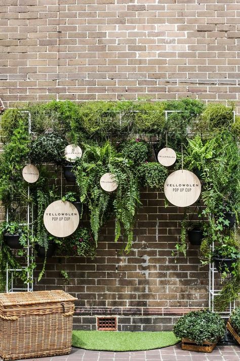 14 Creative Backdrops for Mother’s Day Photo Booth Photowall Ideas, Secret Garden Parties, Creative Backdrops, Fun Wedding Decor, Modern Wedding Decor, Photos Booth, Faux Greenery, Feature Walls, Salou