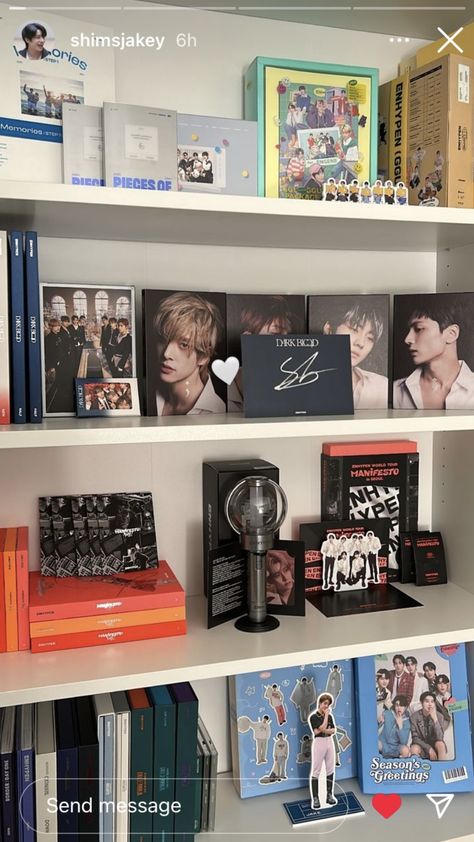 Kpop Albums Collection Wall Shelf, Enhypen Shelf Ideas, Kpop Corner Room, Enhypen Shelf, K Pop Shelf Ideas, Enhypen Album Collection, Enhypen Room Decor, Kpop Shelf Aesthetic, Kpop Shelf Ideas