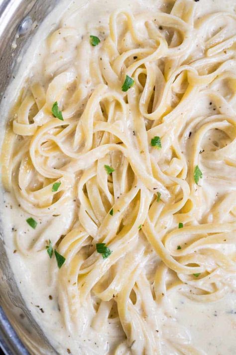 This is simply the Best Homemade Alfredo Sauce out there! With just a few common ingredients and 10 minutes, you can have this rich, creamy Alfredo Sauce packed with garlic and parmesan flavor! Alfredo Sauce With Milk, Best Homemade Alfredo Sauce, Fetuccini Alfredo, Homemade Alfredo Sauce Recipe, Alfredo Sauce Easy, Alfredo Sauce Recipe Easy, Make Alfredo Sauce, Creamy Alfredo Sauce, Alfredo Sauce Recipe Homemade