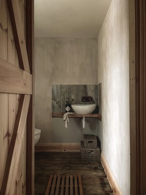 How To Give Your Walls An Aged Plaster Effect Lime Plaster Walls Interiors, Living Room Tiny House, Old Plaster Walls, Plaster Walls Diy, Faux Finishes For Walls, St Albert The Great, Plaster Wall Texture, Wabi Sabi Bathroom, Organic Bathroom