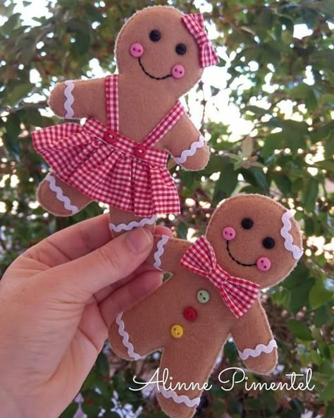 Sewing Gingerbread Men, Diy Felt Gingerbread Man, Felt Gingerbread Man Ornaments, Gingerbread Men Crafts, Gingerbread Christmas Decorations Diy, Felt Gingerbread Man, Handmade Tree Ornaments, Felt Gingerbread, Diy Felt Christmas Ornaments