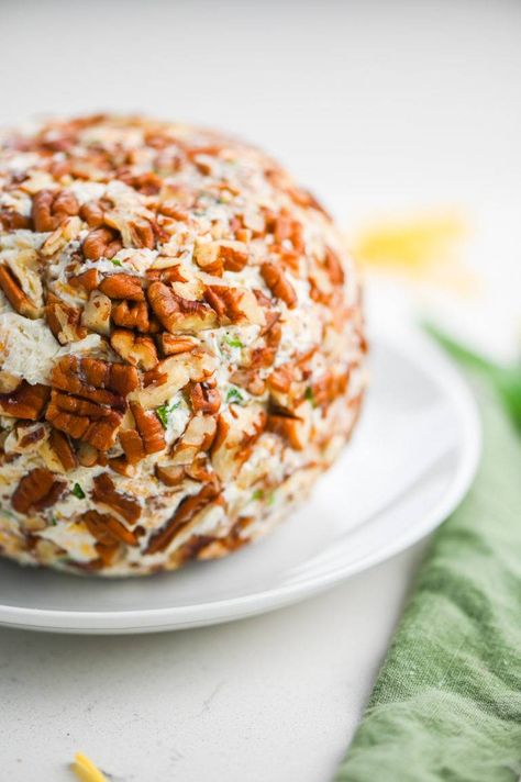 An Easy Ball Recipe is a must for party planning! This classic version is made with cream cheese, sharp cheddar, green onions and pecans. Cream Cheese Balls Recipe, Easy Cheese Ball, Pecan Balls, Cheddar Cheese Ball, Cream Cheese Ball, Jelly Meatballs, Smoked Salmon Dip, Cheese Ball Recipe, Grape Jelly Meatballs