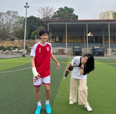 Soccer Couple Pictures, Football Couple Pictures, Boy Outfits Aesthetic, Soccer Couples, Football Couples, Korean Couple Photoshoot, Sports Couples, Football Boyfriend, Football Love