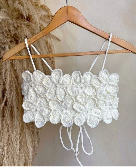 Top Tejidos A Crochet, Crochet Instagram, Crochet Floral Top, Crochet Sweater Design, Crochet Baby Jacket, Crochet Tank Tops, Mode Crochet, Embroidered Lace Fabric, Crochet Fabric