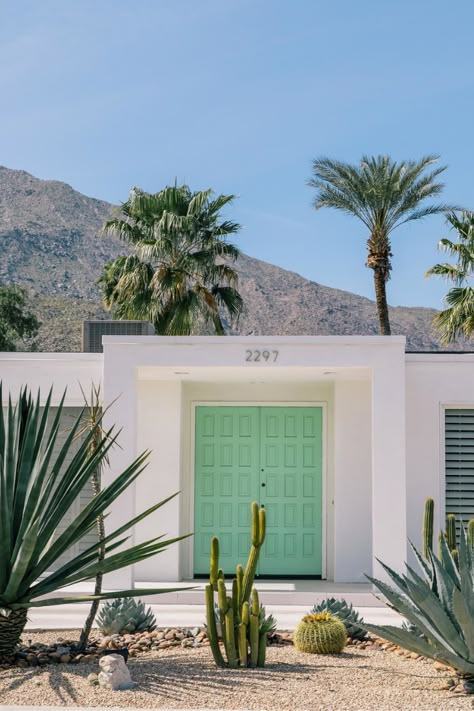 Palm Spring Home Exterior, Palm Springs Homes Exterior, California House, Palm Springs Home Decor, Palm Springs Garden, Palm Springs Landscaping, Palm Springs Design, Palm Springs Homes, Mid Century Palm Springs