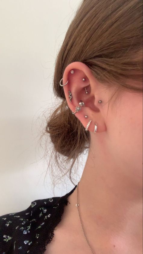 4 Helix Piercing, Ear Piercing Ideas Silver, Ear Piercings Aesthetic, 3 Piercings, Piercing Aesthetic, Earring Stacks, Cool Ear Piercings, Pretty Ear Piercings, Cool Piercings