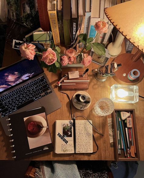 Messy Office Aesthetic, Messy Study Aesthetic, Messy Desk Aesthetic, Vintage Study Desk, Vintage Desk Setup, Cozy Study Aesthetic, Messy Journal Aesthetic, Small Bedroom Inspiration, Pretty Desks