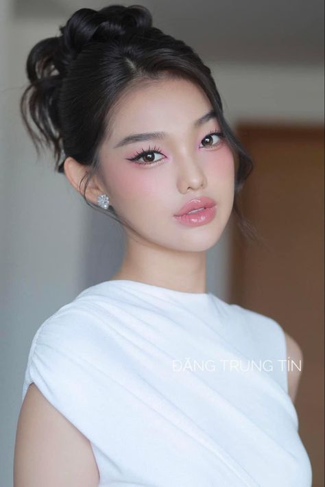 Sangjit Makeup Look, Wedding Hair And Makeup Asian, Korean Makeup Bridal, Make Up For Graduation Day, Asian Soft Glam, Vietnamese Makeup, Korean Bridal Makeup, Graduation Look Makeup, Asian Makeup Trends