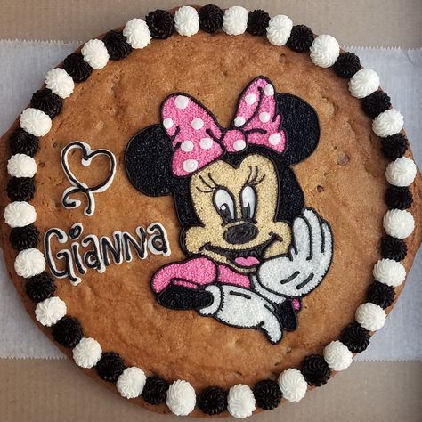 Minnie Mouse cookie cake Minnie Mouse Cookie Cake, Birthday Cookie Cake, Minnie Mouse Birthday Theme, Cookie Cake Designs, Minnie Mouse Cookies, Twodles Birthday, Birthday Cookie, Cookie Cake Birthday, Cookie Cakes