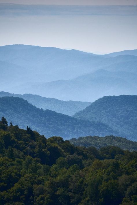 Atmospheric Perspective Photography, Mountains And Sky, Atmospheric Perspective, Smokey Mountains Vacation, Calming Pictures, Distant Mountains, Nice Life, Smokey Mountain, Foggy Mountains