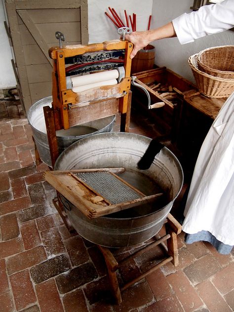 Old Fashioned Laundry, Victorian Laundry, Antique Washing Machine, Vintage Washing Machine, Wringer Washer, Old Washing Machine, Garden Sink, Laundry Equipment, Willow Trees