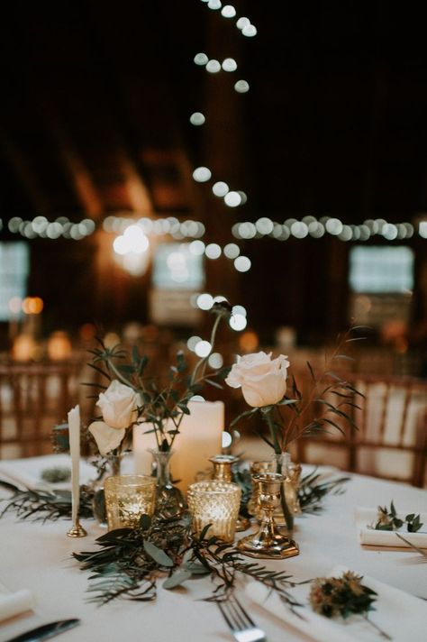 Centerpieces Wedding Glass Vases, Round Table Garland Wedding, Rustic Romantic Table Decor, Minimalist Wedding Table Centerpieces, Simple Beautiful Wedding Centerpieces, Twinkle Light Centerpiece Wedding, Gold Picture Frames Wedding Centerpiece, Rustic Glam Decor Wedding, Rustic Industrial Wedding Decor