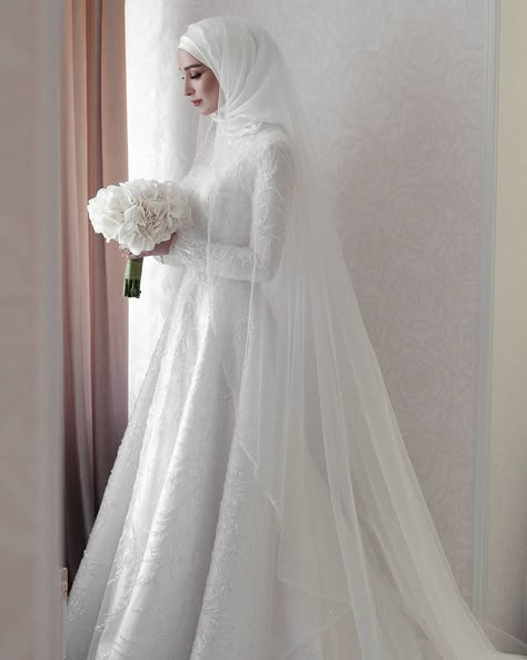 White Hijab Wedding Dress, White Dress Wedding Hijab, Akad Dress Hijab, Hijabi White Wedding Dress, White Muslim Wedding Dress, Hijab Bride Dress, Hijabi Bride White, Hijab Wedding Gown, Bride Hijab Style