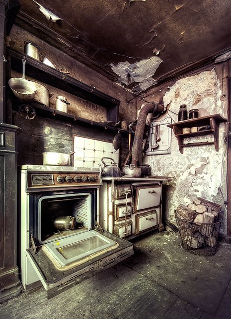 kitchen Scary Kitchen, Abandoned Kitchen, Kitchen Ranges, Abandoned Property, Beautiful Ruins, Grandma's Kitchen, Old Abandoned Houses, Abandoned Things, Abandoned Mansions