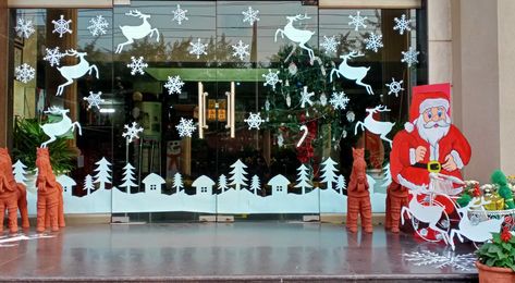 Window Decoration Ideas For School Christmas, Decoration Ideas For School, Pillar Decorations, Door Decoration Ideas, Preschool Craft Activities, Gate Decoration, School Door Decorations, Preschool Craft, Christmas Window Display