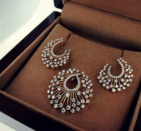 Diamond Earrings Indian, Diamond Pendent, Diamond Pendants Designs, Diamond Earrings Design, Diamond Pendant Sets, Diamond Necklace Designs, Gold Pendant Jewelry, Gold Armband, Gold Bride Jewelry