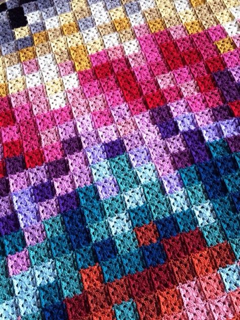 Over 400 squares in your most favorite colors, blended in this mesmerizing piece – 35-40 shades or more! Design Profile Location: Arizona Pattern: Plain-Jane granny squares with a slight vari… Crochet Quilt Pattern, Temperature Blanket, Crochet Angels, Crochet Best, Pixel Crochet, Crochet Quilt, Hand Crochet Baby Blanket, Manta Crochet, Crochet Inspiration