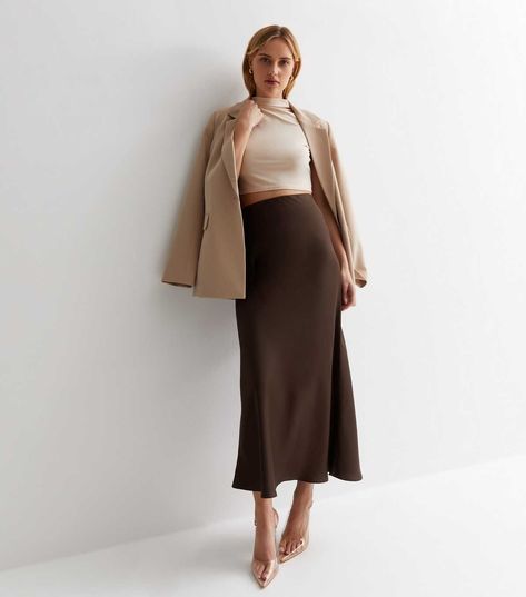 Brown Satin Skirt Outfit Classy, Satin Brown Skirt, Satin Brown Skirt Outfit, Chocolate Brown Skirt Outfit, Satin Skirt Ideas, Satin Skirt Styling, Brown Skirt Outfit Fall, Outfit With Brown Skirt, Brown Office Outfit