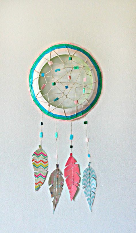 Paper Plate Dream Catcher | Fun Family Crafts Paper Plate Dream Catcher, Plate Dream Catcher, Diy Dream Catcher For Kids, Dream Catcher For Kids, Diy Dream Catcher, Diy Dream Catcher Tutorial, Paper Feathers, Dream Catcher Craft, Feather Dream Catcher