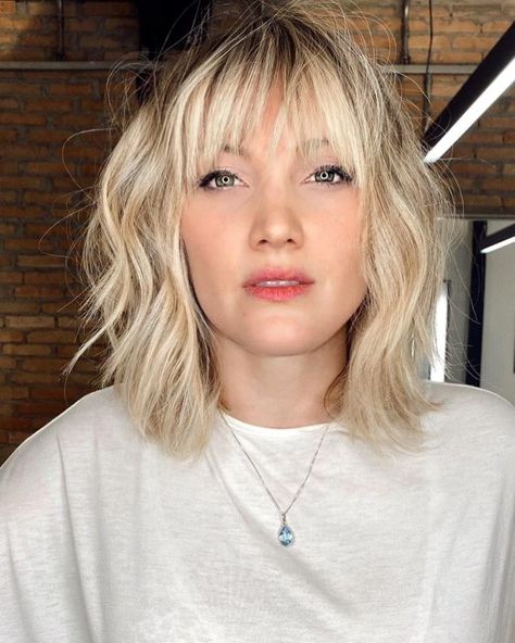 15 Choppy Bob with Bangs That Are Totally Modern Mid Length Hairstyles For Fine Hair With Bangs, Boho French Style Outfit, Light Brown Bob With Bangs, Hair Cuts Short With Bangs, Chin Length Bob With Side Swept Bangs, Bangs With Bob Haircut, Messy Bob With Fringe, Bangs With A Bob, Messy Bob With Bangs