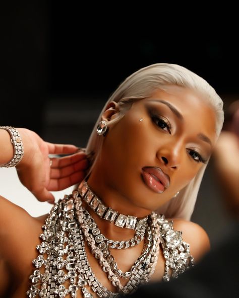 Tina Snow @revlon Glam on HISS | Instagram Megan Thee Stallion Hair, Stallion Aesthetic, Flawless Face Makeup, Tina Snow, Celebrity Selfies, Megan Thee Stallion, H Town, Flawless Face, Female Rappers