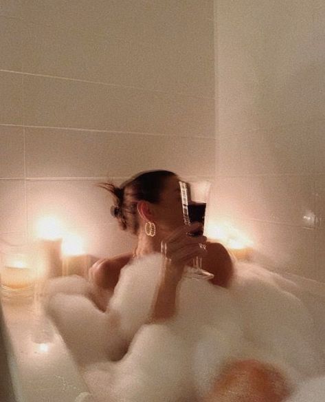 Bathtub Aesthetic, Bath Photography, Boujee Aesthetic, Night Time Skin Care Routine, Nighttime Skincare, Rich Girl Lifestyle, Photoshoot Concept, Instagram Photo Inspiration, Bubble Bath