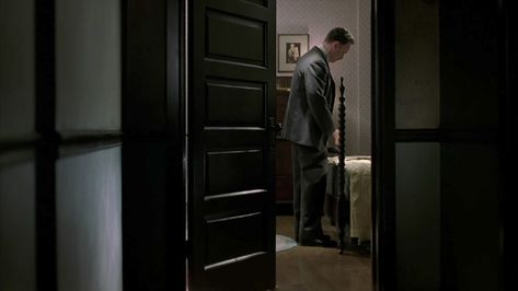 "Road to Perdition", Sam Mendes, 2002. (cinematography by Conrad Hall) Film Angles, Road To Perdition, Frame Within A Frame, Movie Inspiration, The Uninvited, Sam Mendes, Best Cinematography, Cinematic Lighting, Film Making