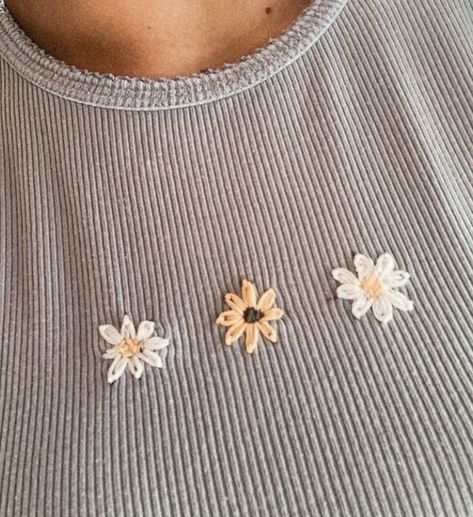 Flower Embroidery On Shirt, Delly Cartwright, T Shirt Embroidery Diy, Embroidery On Shirt, Clothes Embroidery Diy, Pull Rose, Sewing Shirts, Diy Embroidery Designs, Embroidery Shirt