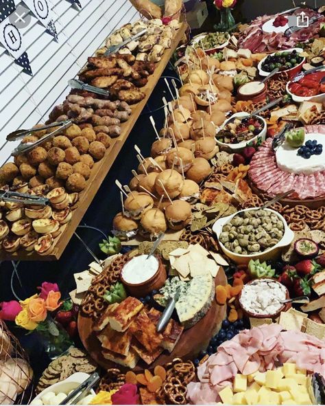 Christmas Grazing Table, Grazing Table Ideas, Food Boards, Party Spread, Grazing Table, Food Appetizers, Party Food Platters, Hot Food, Grazing Tables