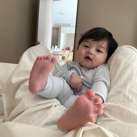 Korean Baby Boy Newborn, Asian Baby Boy, Korean Baby Boy, Pregnancy Belly Photos, Korean Baby, Baby Life Hacks, Father And Baby, Ulzzang Kids, Cute Asian Babies